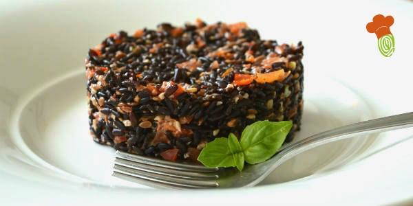 Arroz negro con pesto de tomate cherry