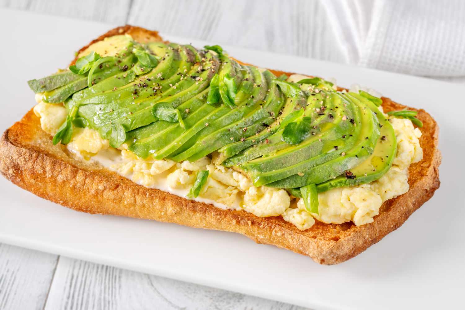 Tostadas con aguacate y tofu revuelto