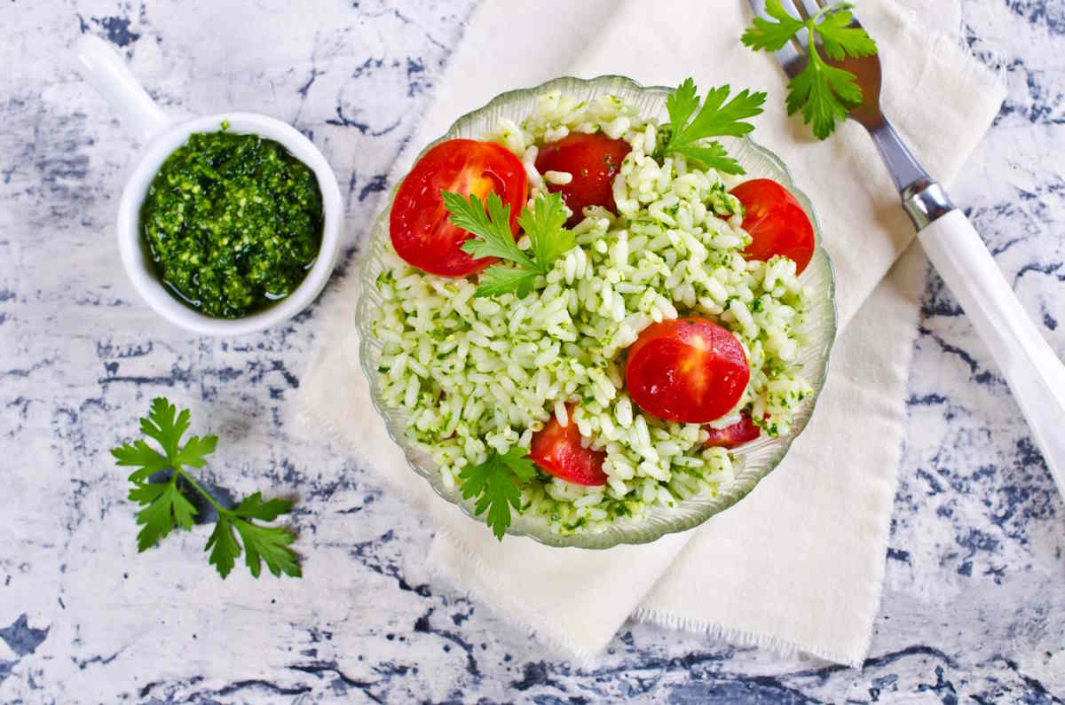 Ensalada de arroz y salsa verde