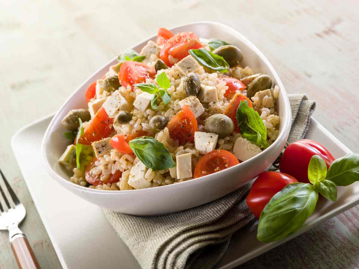 Ensalada de arroz tofu oliva