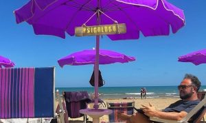 Vuelve “El Psicólogo en la Playa”: encuentros gratuitos bajo el paraguas (y bajo las estrellas) para romper tabúes sobre la salud mental