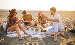 El truco para mantener los sándwiches y la fruta realmente frescos en tu hielera durante un día de playa
