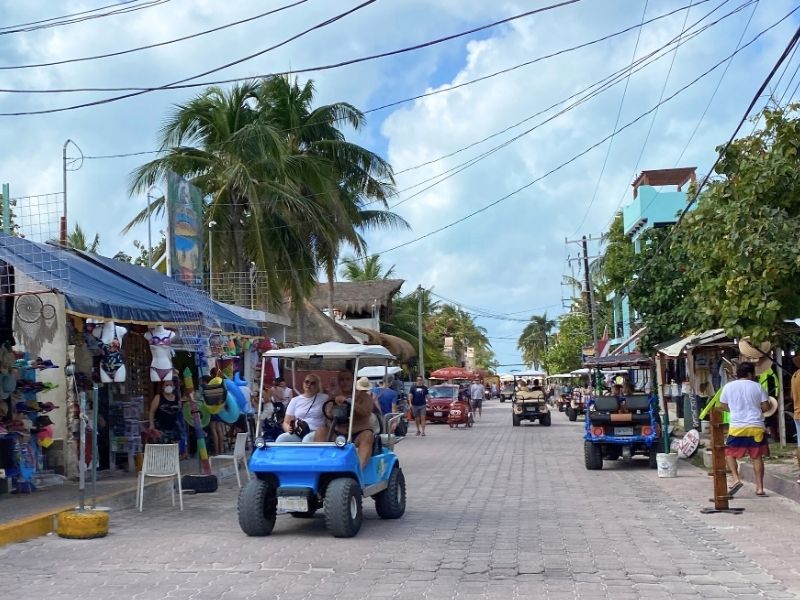 calle animada en el centro de Isla Mujeres, México