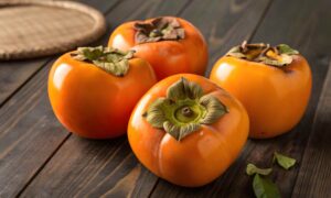 Caquis, he aquí por qué deberías comerlos en otoño: 5 beneficios y un falso mito que disipar