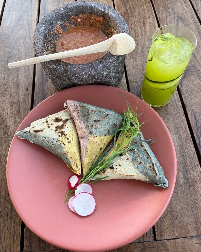 Plato de tetelas, empanadas triangulares de Oaxaca, México