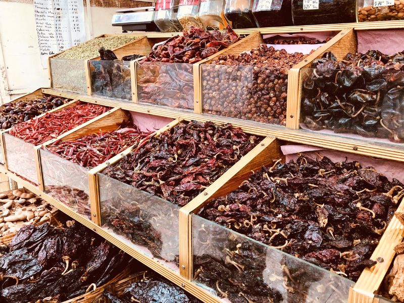Varios tipos de chiles secos a la venta en el mercado.