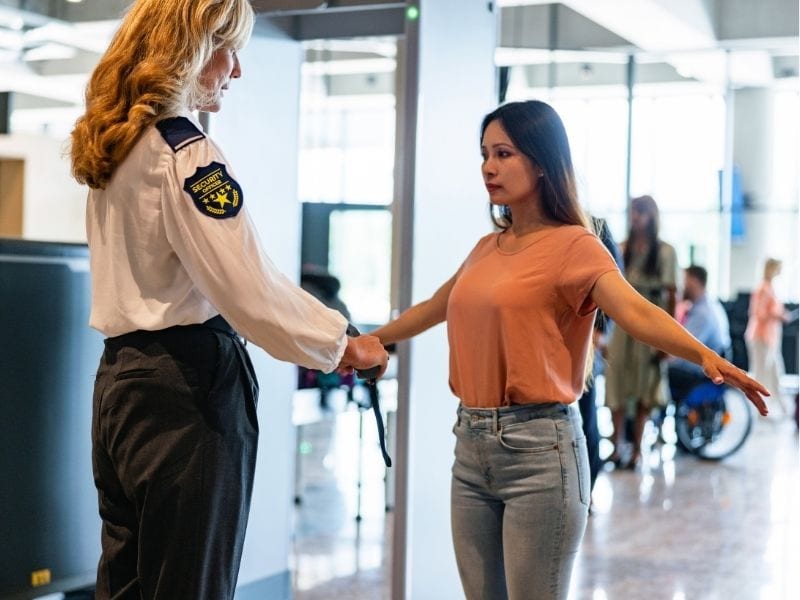 Agente de control femenino de seguridad aeroportuaria de la TSA