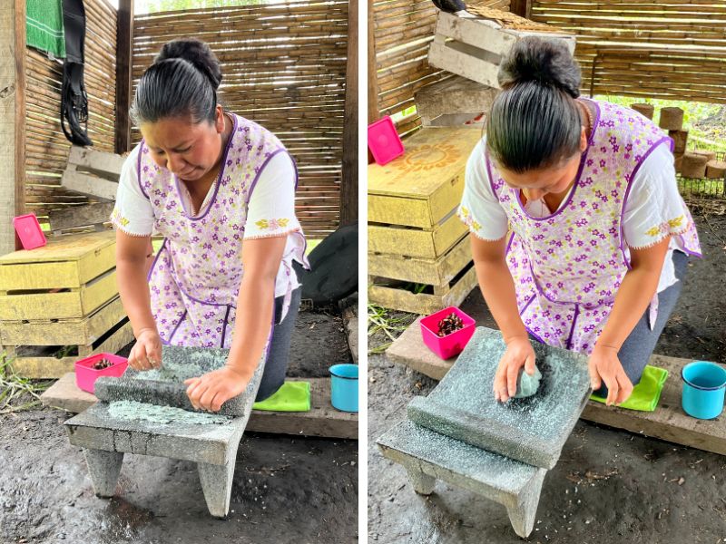 Mujer haciendo el proceso de nixtamalización a mano (convirtiendo maíz azul en masa)