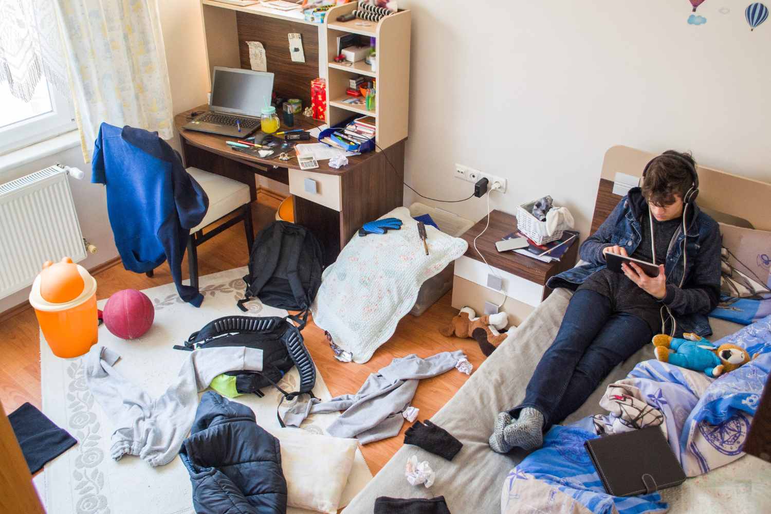 dormitorio desordenado