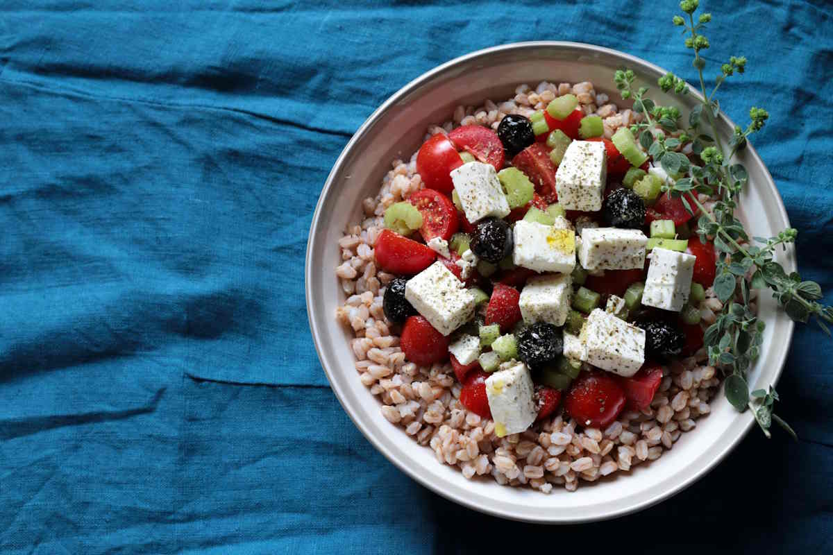 ensalada de espelta, tomates cherry y queso feta