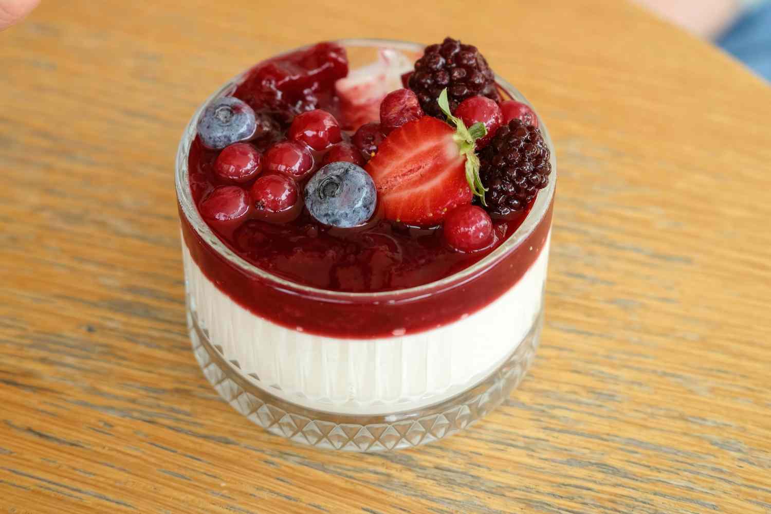 Vasitos de yogur griego con miel y frutos rojos