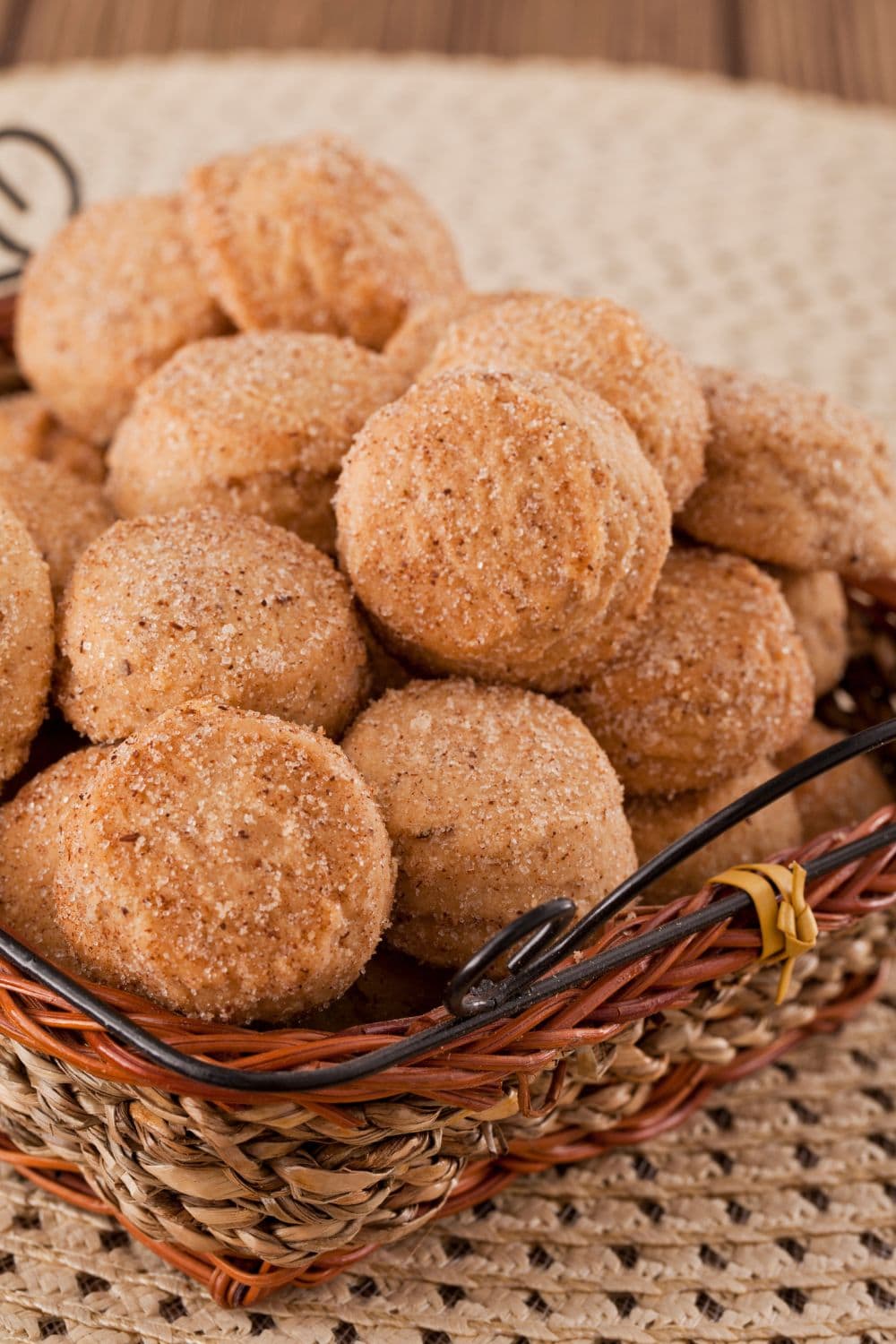 Canasta de galletas mexicanas hojarascas