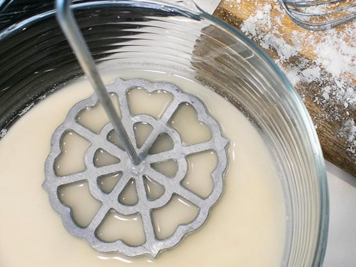 mojar el hierro rosetón de buñuelera en la masa