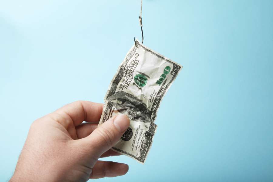 hombre que nos tiene billete de un dólar