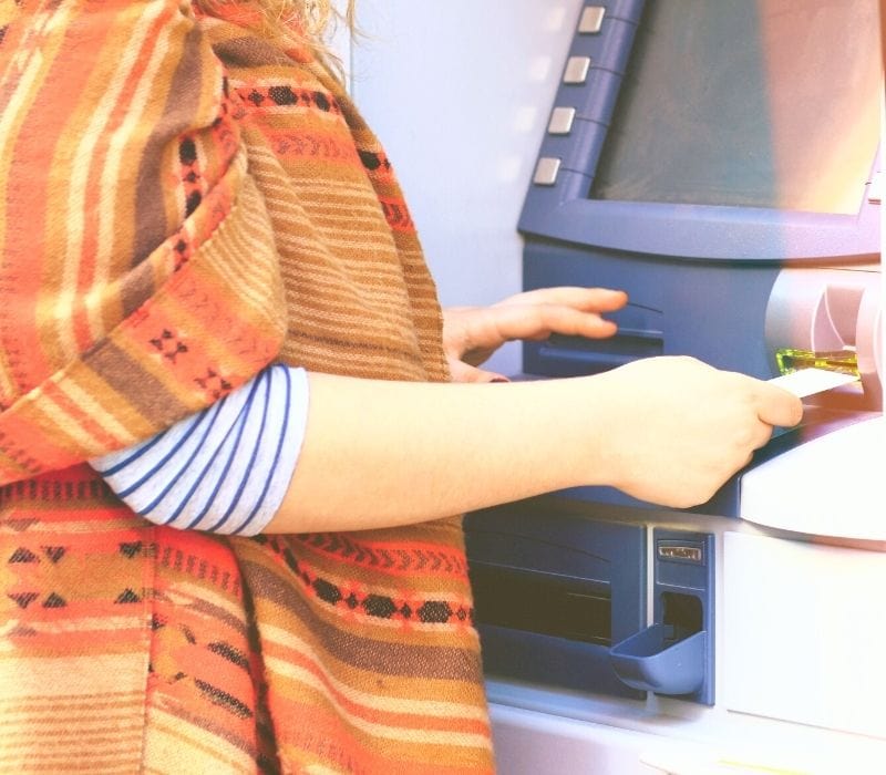 Mujer usando un cajero automático en México