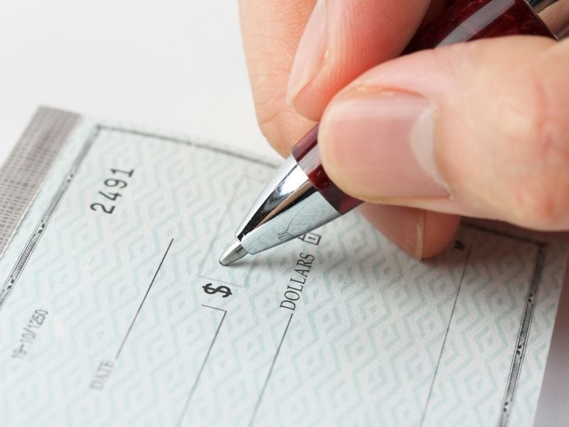 escribiendo un cheque