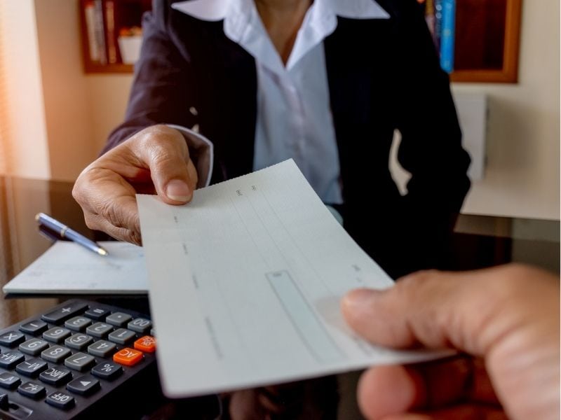 banquero entregando un cheque a un cliente