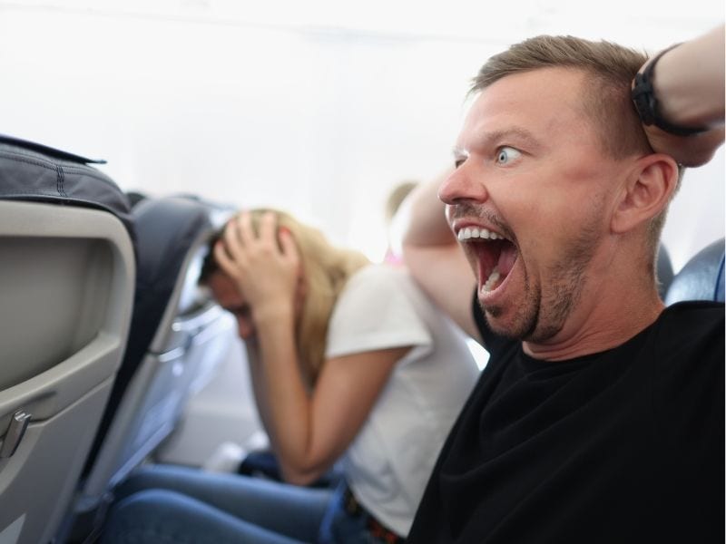hombre asustado en avión