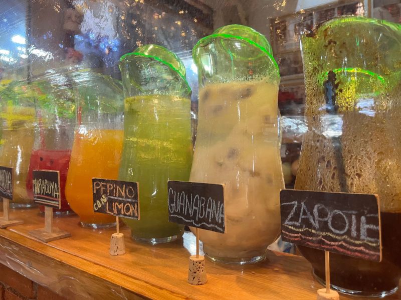 frascos de aquas frescas en méxico