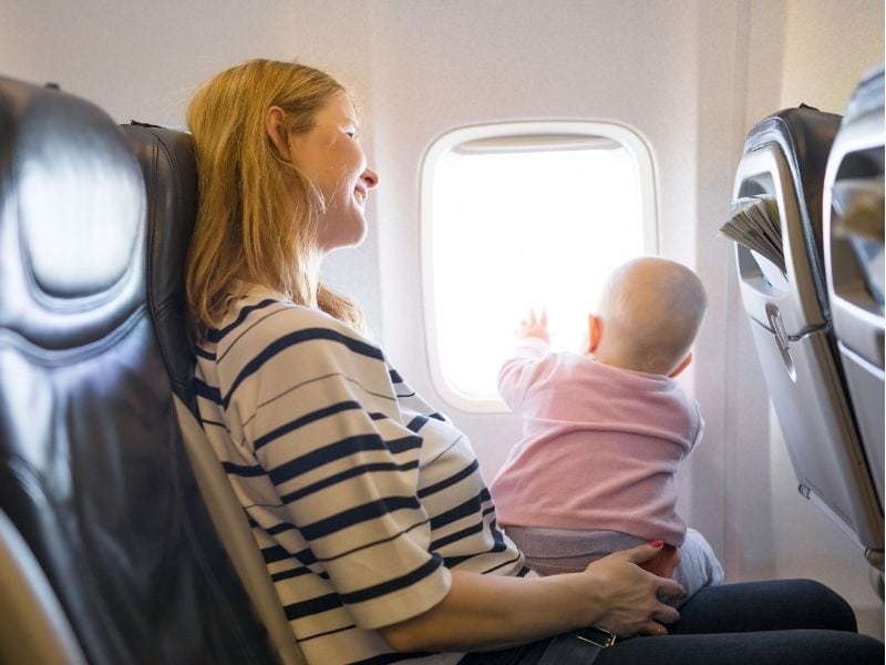mamá y bebé en un avión
