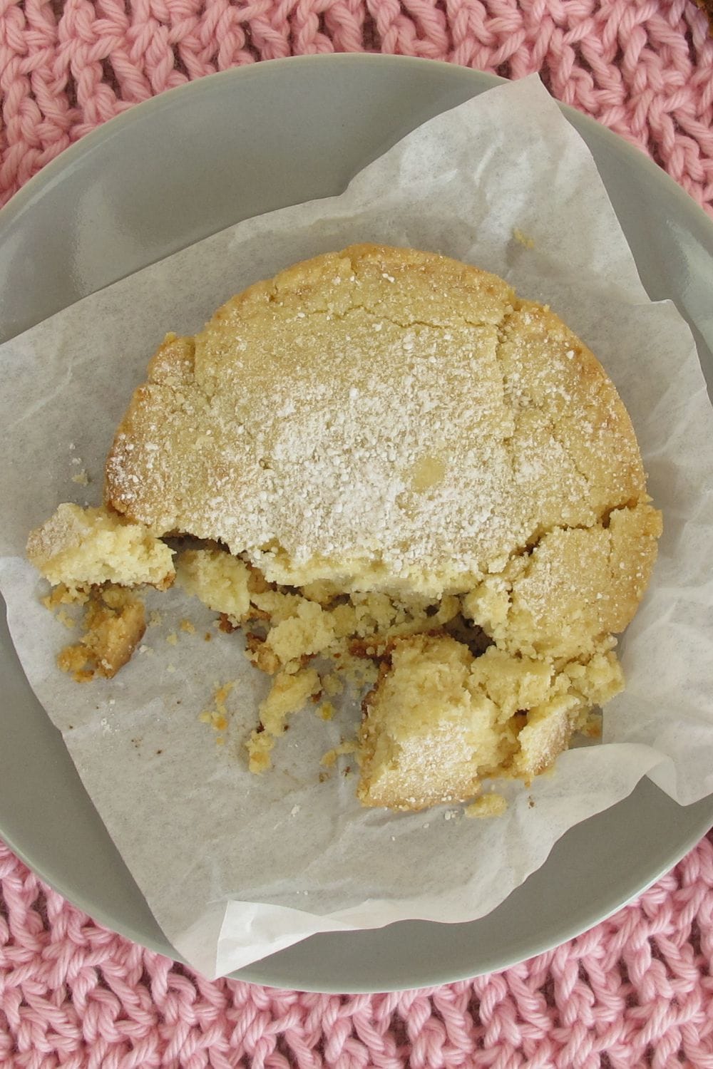 Galleta mexicana polvorón amarillo en un plato