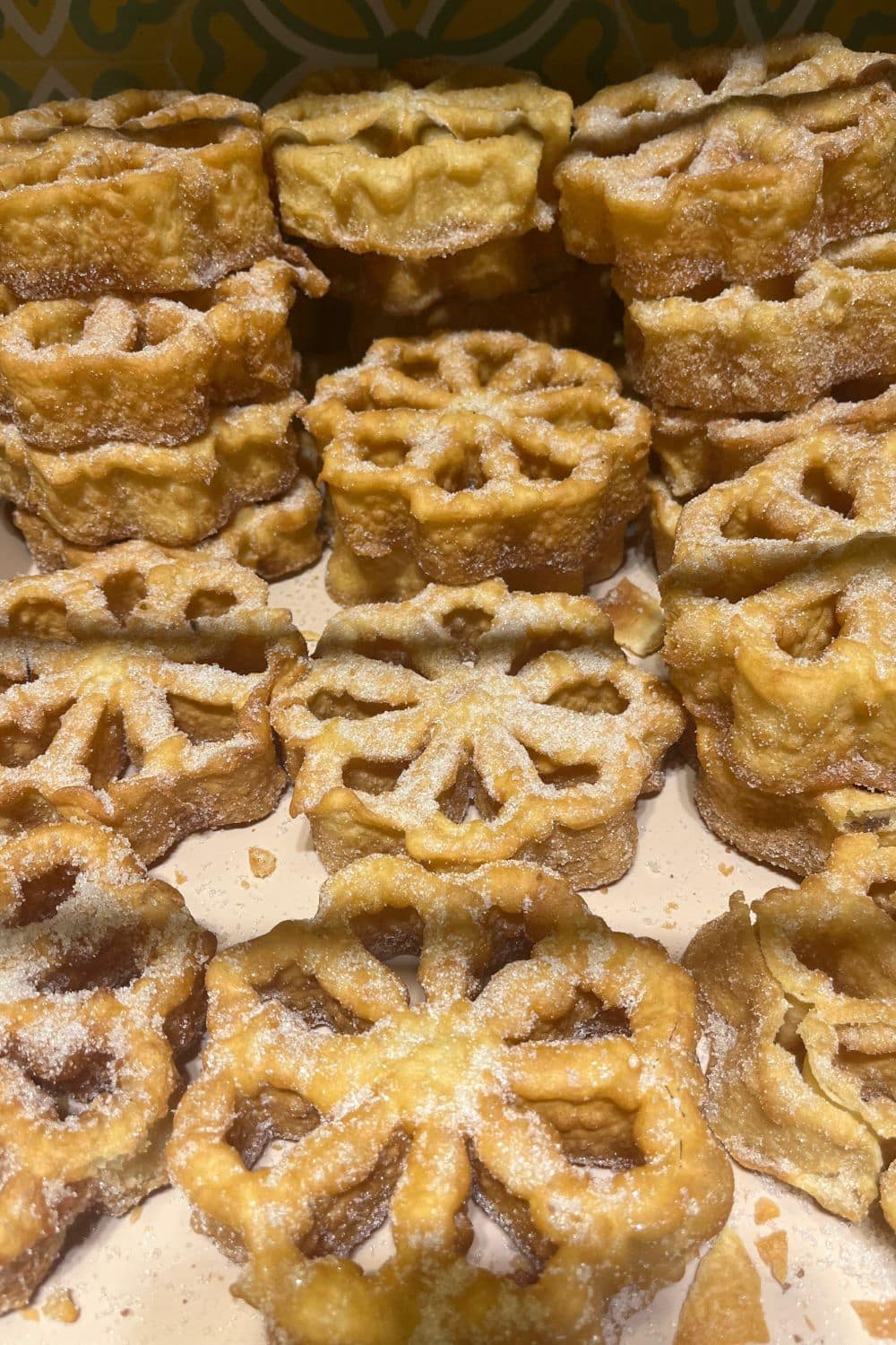 Buñuelos de viento mexicanos (buñuelos en forma de copo de nieve)