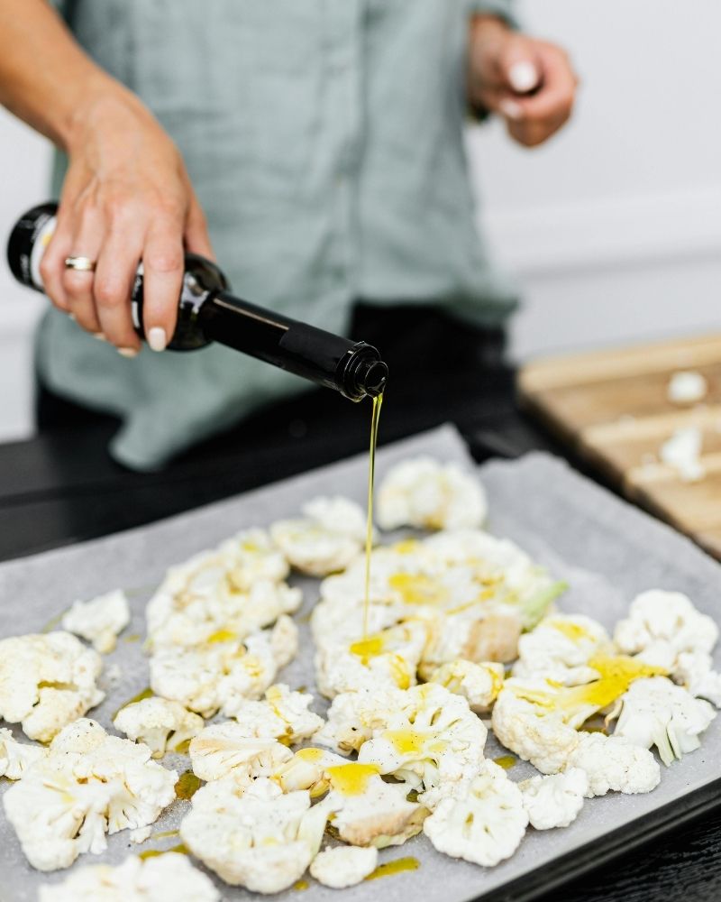 cocinar con aceite sobre coliflor 