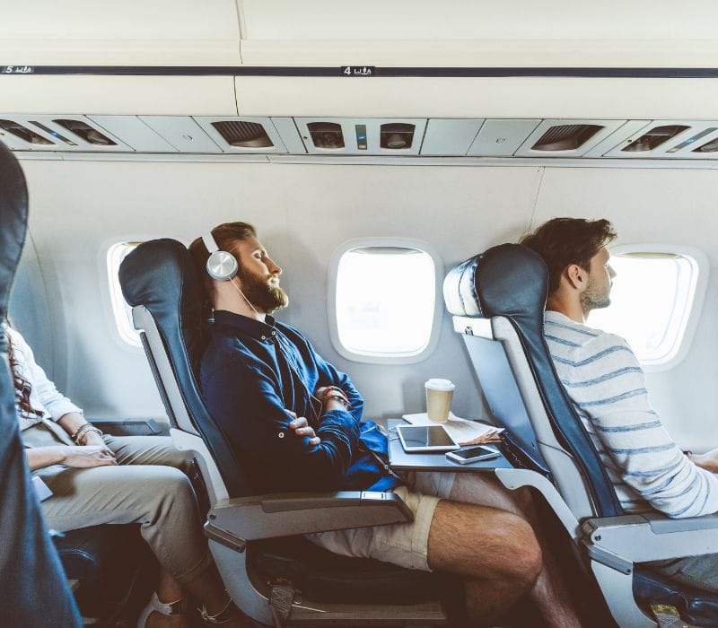 Dormir en el avión con los auriculares puestos.