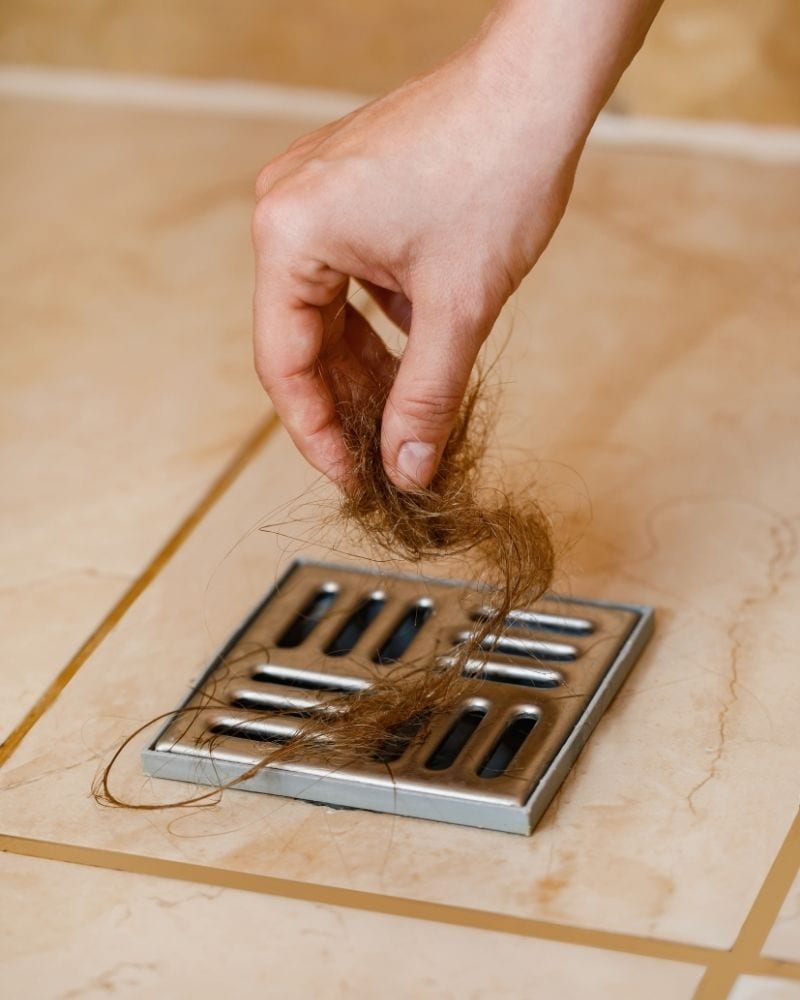 pelo en un desagüe
