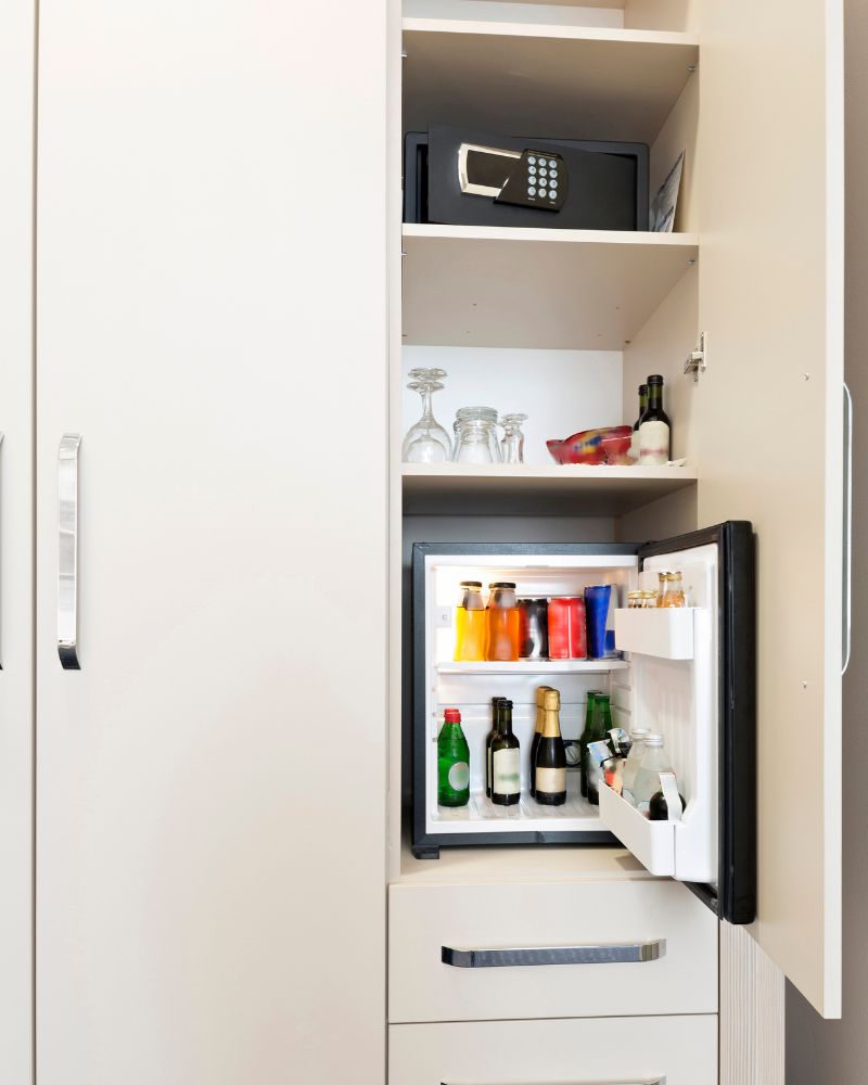 mini bar del hotel y caja fuerte