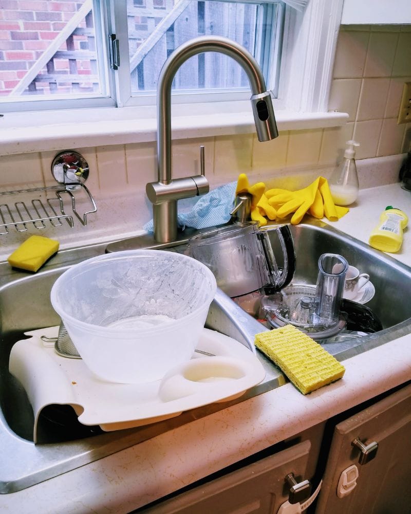 fregadero de la cocina lleno de platos