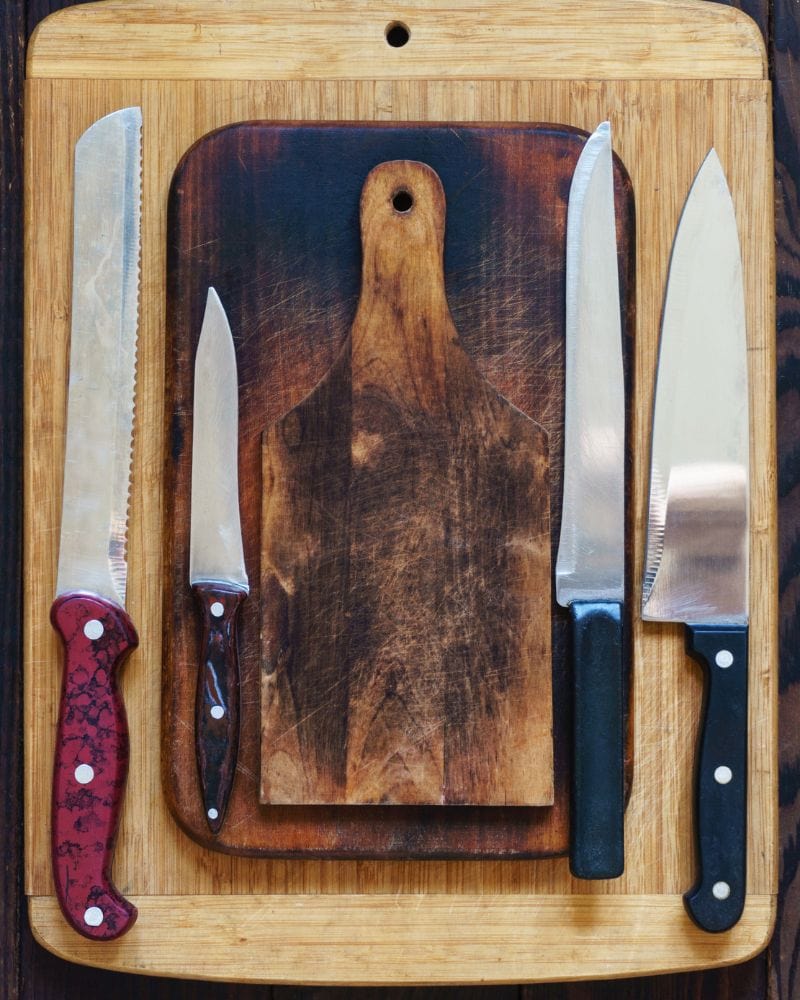 Viejos cuchillos de cocina y tabla de cortar.