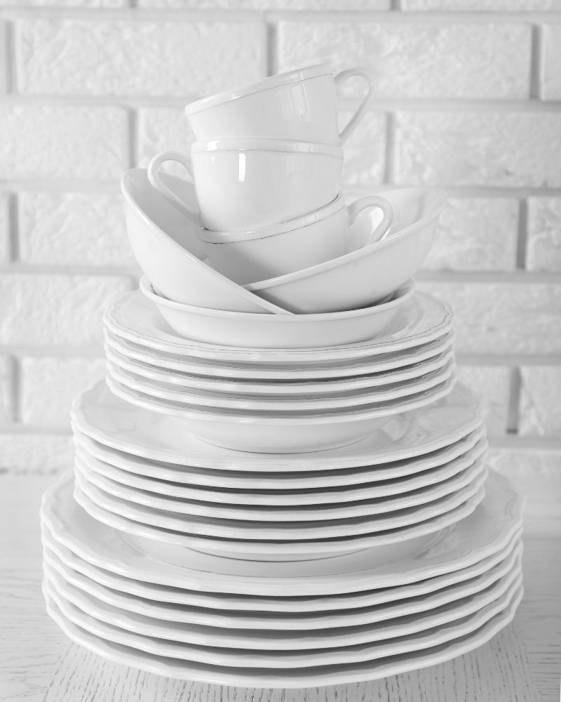 pila de platos, platos, tazas, tazas