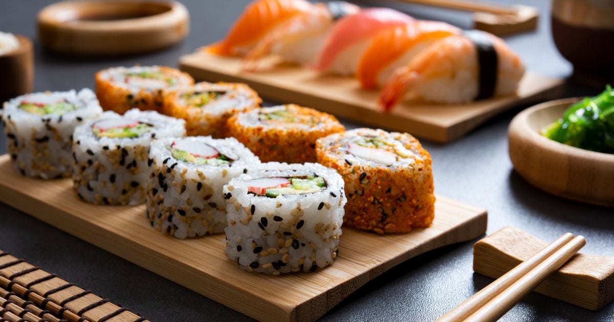 Sushi sobre mesa de madera.
