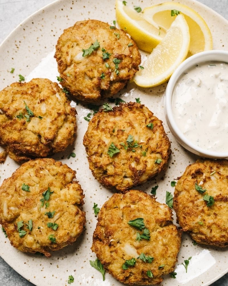 plato de croquetas de cangrejo