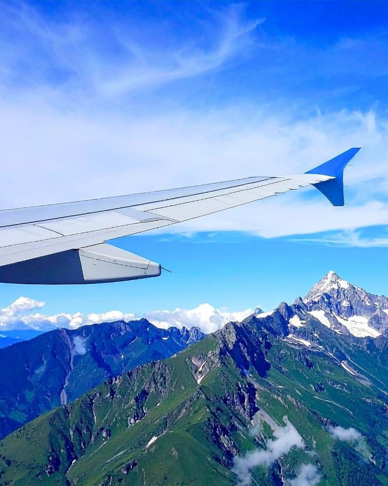 vuelo sobre las montañas