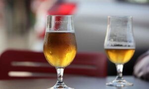 Trabajar más de 40 horas a la semana puede afectar la cantidad de alcohol que bebes