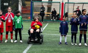 A los 15 años, Michele debutó como árbitro en silla de ruedas eléctrica: la “enfermedad de los huesos de cristal” no detuvo su sueño