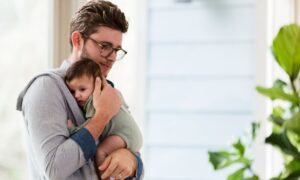 No sólo las madres, los nuevos padres también pueden sufrir depresión posparto (pero poco se habla de ello)