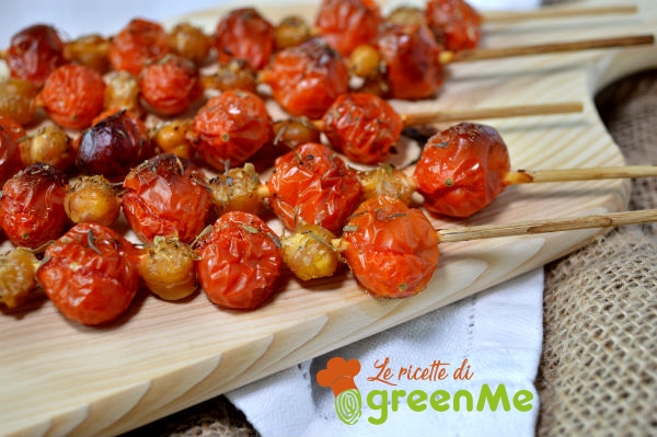 brochetas de garbanzos y tomates cherry