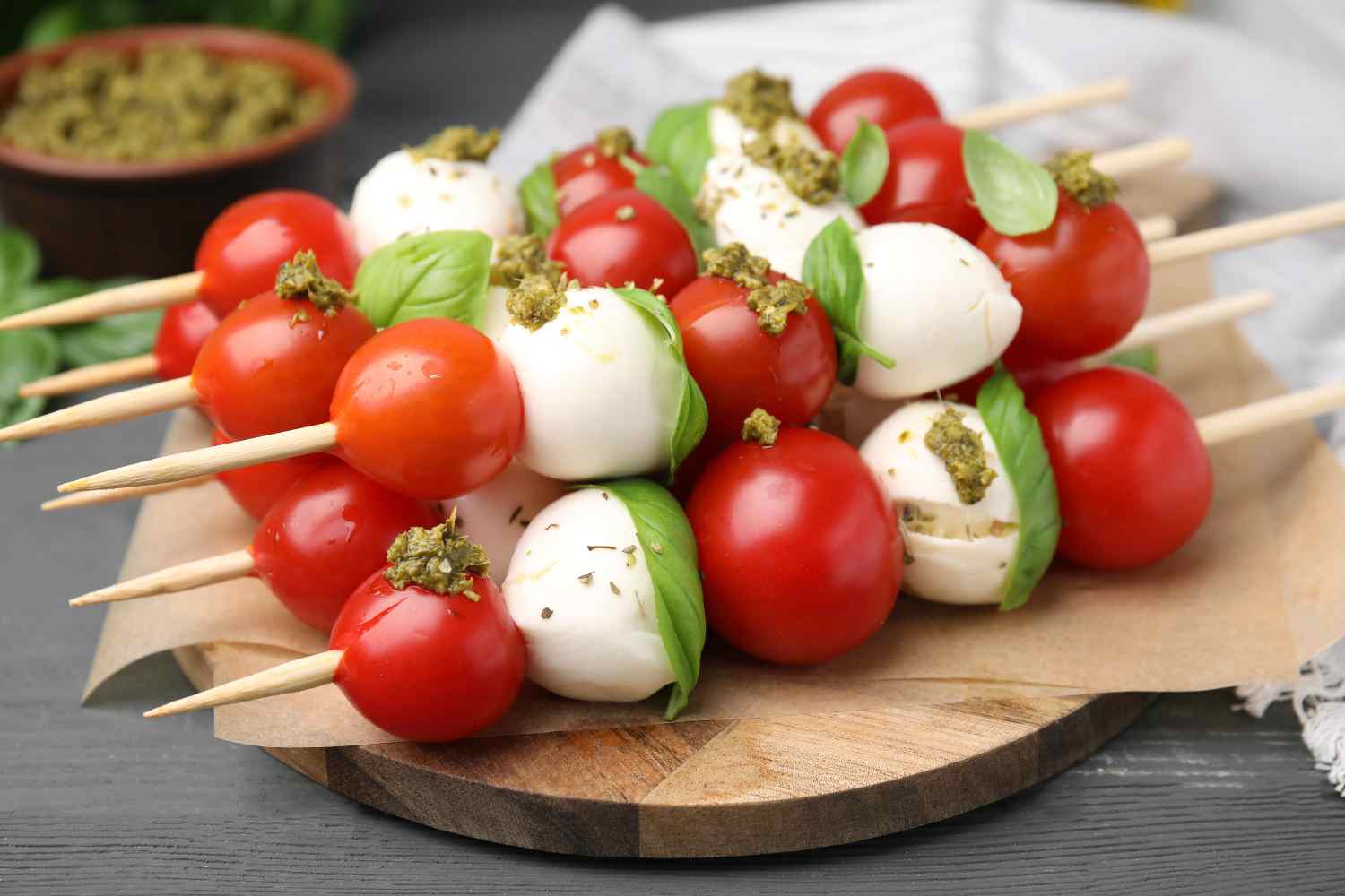 Brochetas caprese con mozzarella, tomates cherry y albahaca
