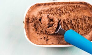 Por qué nunca deberías volver a congelar el helado derretido (y no es sólo una cuestión de gusto)