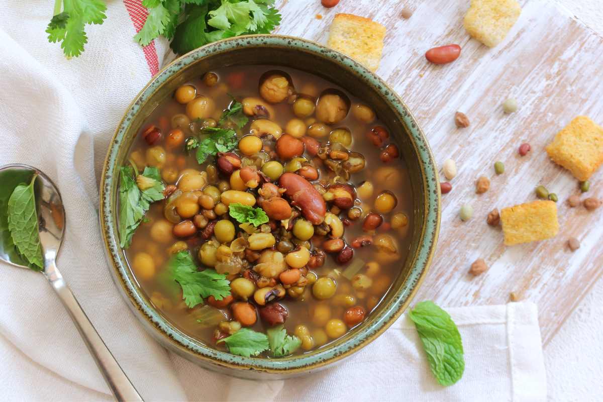 sopa de habas y legumbres