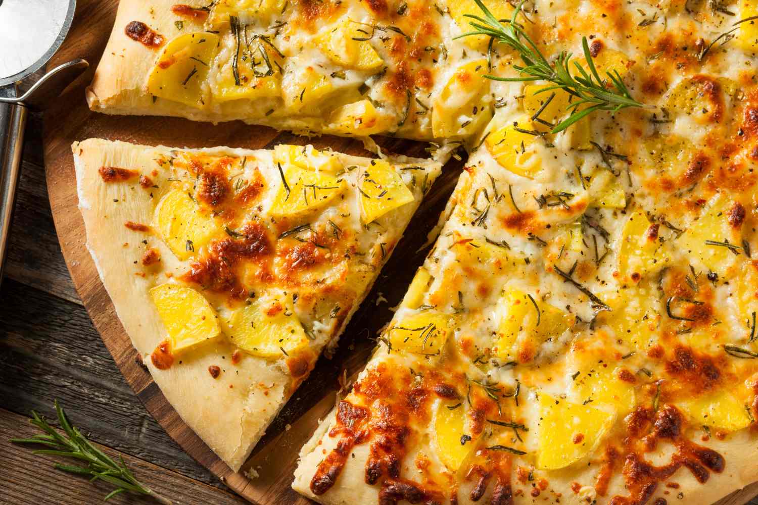 Pizza de patatas y romero
