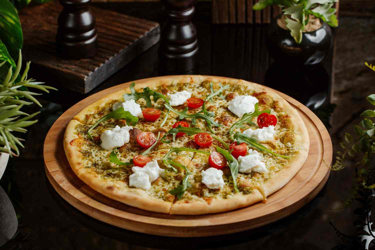 Pizza al pesto, tomates cherry y burrata
