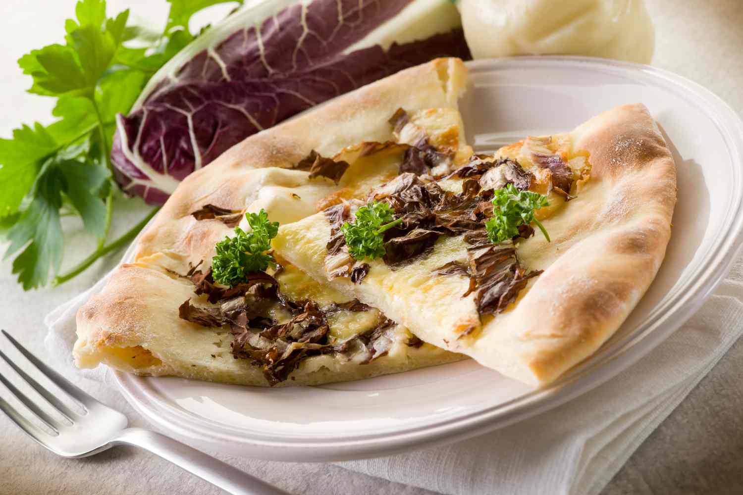 Pizza blanca con achicoria