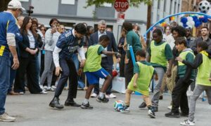El alcalde de Nueva York cierra las calles a los coches y las convierte en campos de fútbol gratuitos para los niños (de cara al Mundial)