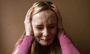 Así, los traumas experimentados durante la infancia y la adolescencia cambian el cerebro (y pueden tener repercusiones permanentes en el comportamiento).
