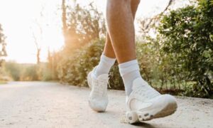 Caminar 6-6-6: cómo funciona la nueva tendencia fitness que está de moda (y te ayuda a perder peso sin esfuerzo)