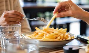 El sabor prohibido de las patatas fritas: las que se sacan del plato ajeno realmente parecen mejores, confirma un estudio